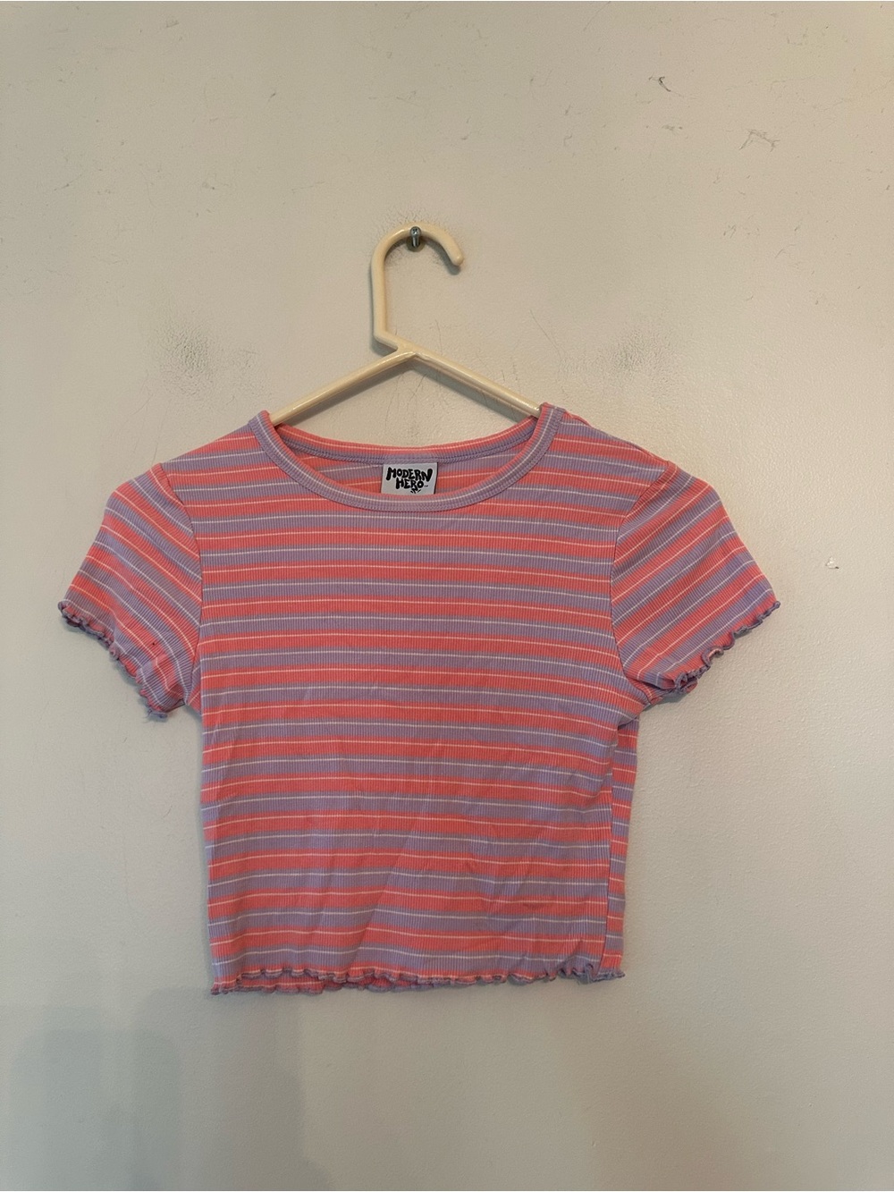 Womenโs Junior Modern Hero crop top shirt medium